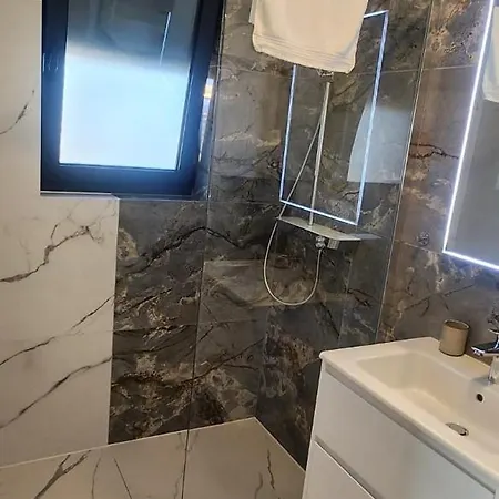Modern 3br With Private Pool, Sea View & Garage Apartman