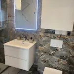 Modern 3br With Private Pool, Sea View & Garage Vantacici