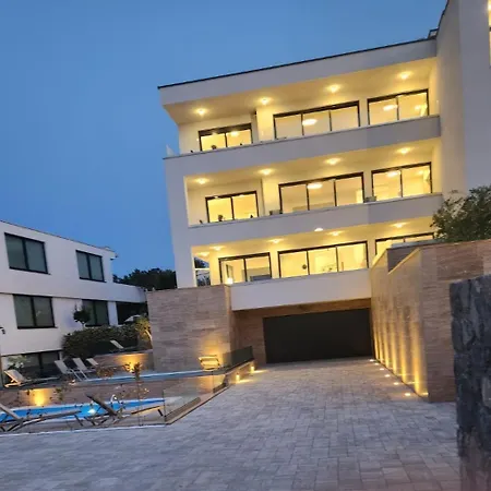 Modern 3br With Private Pool, Sea View & Garage